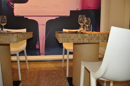 Tavolino design in cartone alveolare per bar, ristoranti, alberghi