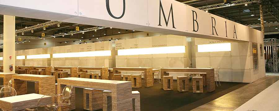 Allestimento in cartone del padiglione Umbria al Vinitaly di Verona