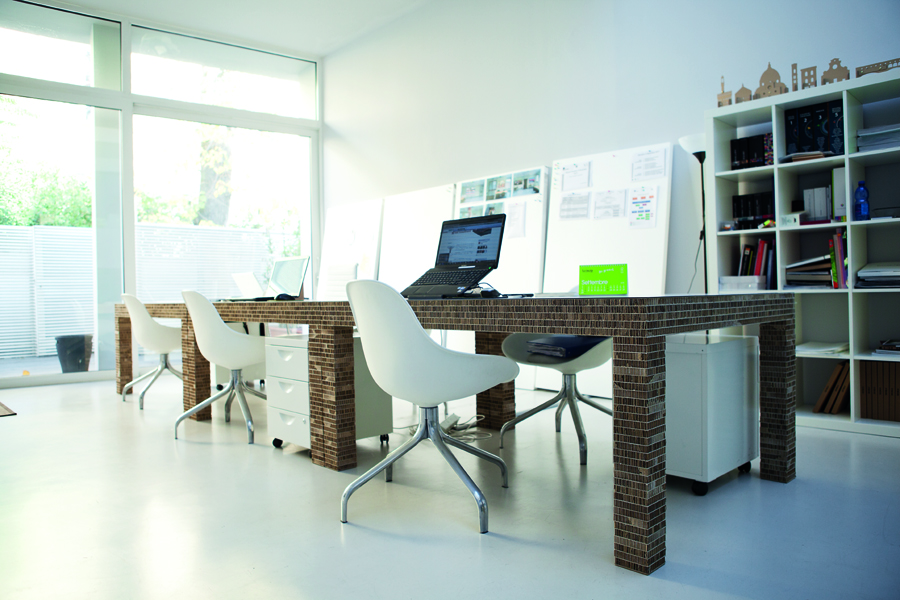 ufficio operativo con tavoli in cartone alveolare ignifugo