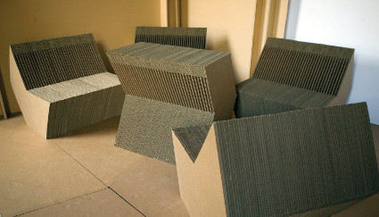Seduta design in cartone ondulato che ribaltandosi diventa un tavolino