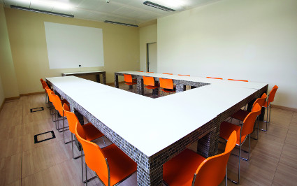 Sala riunioni con tavoli design in cartone alveolare ignifugo