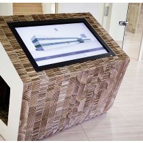 Totem multimediale touch screen in cartone alveolare ignifugo