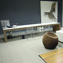 Ufficio dirigenziale design con tavolo in cartone alveolare stratificato con anima in legno e sfere in cartone ondulato tagliato a laser e stratificato