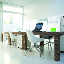 Uffici operativi allestiti con tavoli design in cartone alveolare stratificato con anima in legno