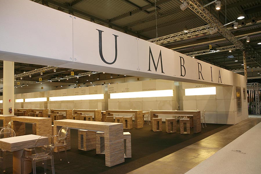 Allestimento in cartone del Padiglione Umbria al Vinitaly a Verona