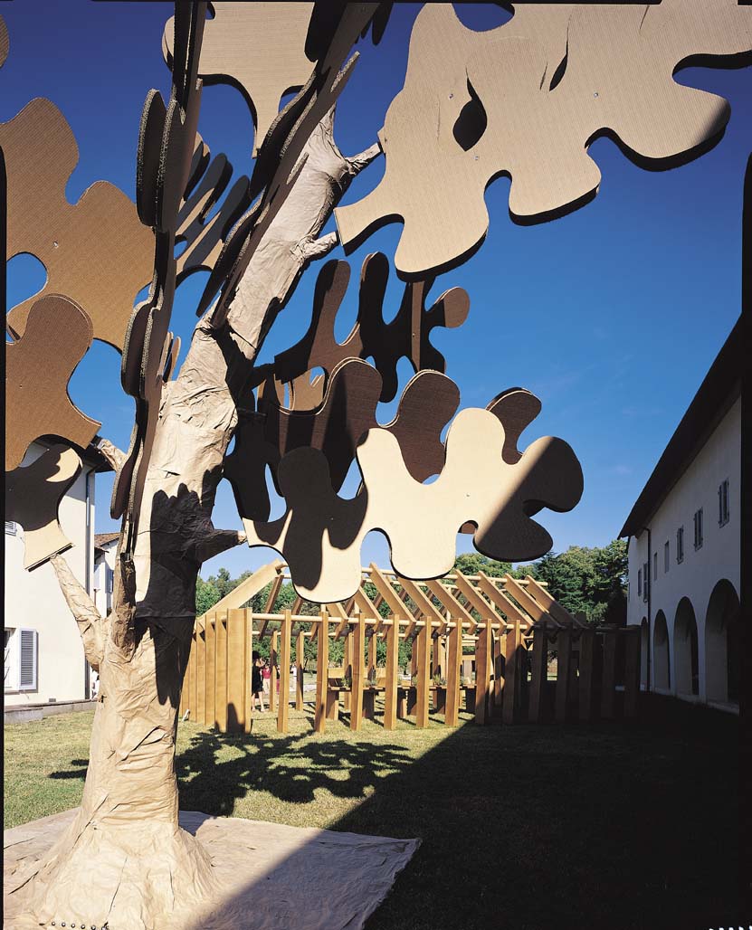 Installazione - Albero di cartone, ideato da Michele De Lucchi