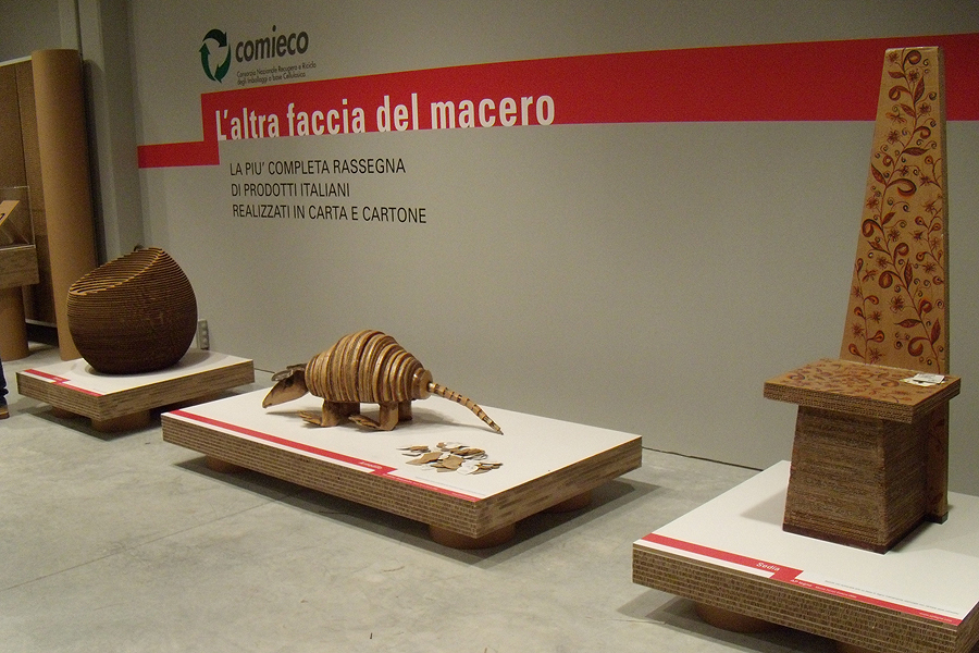 Allestimento in cartone mostra comieco