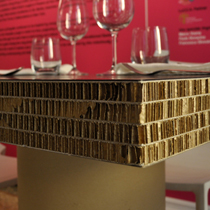 Tavolino design in cartone alveolare per bar ristoranti alberghi
